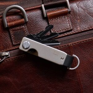 RIDGE KEYCASE | PLATINUM (NWT)